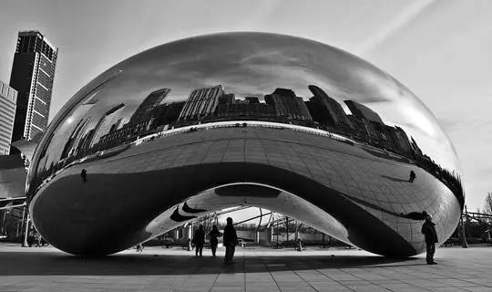 鍛銅雕塑和玻璃鋼雕塑兩者在價格上有何差異，哪個更經濟？