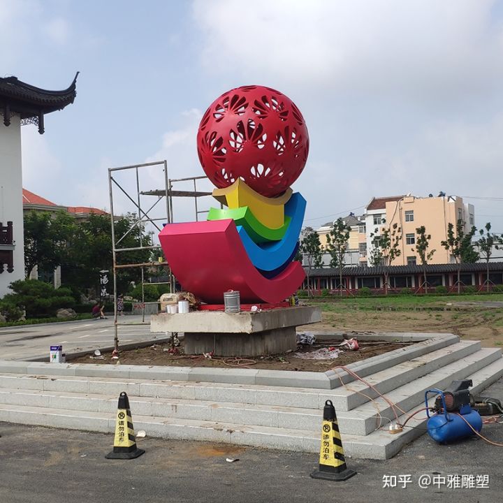 砂巖雕塑的維護需要綜合考慮環境、清潔、防護和專業保養